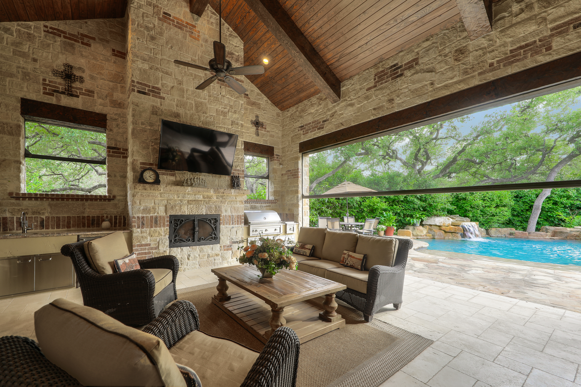 Create a Stunning Outdoor Oasis with these 5 Features